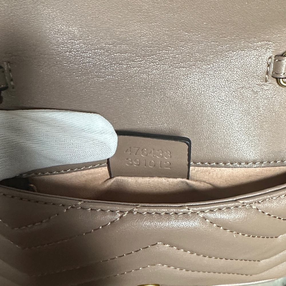 🔥🔥🔥 Gucci Women's Beige Quilted Mini Crossbody Bag with Gold Chain 🔥🔥🔥 - Picture 7 of 8